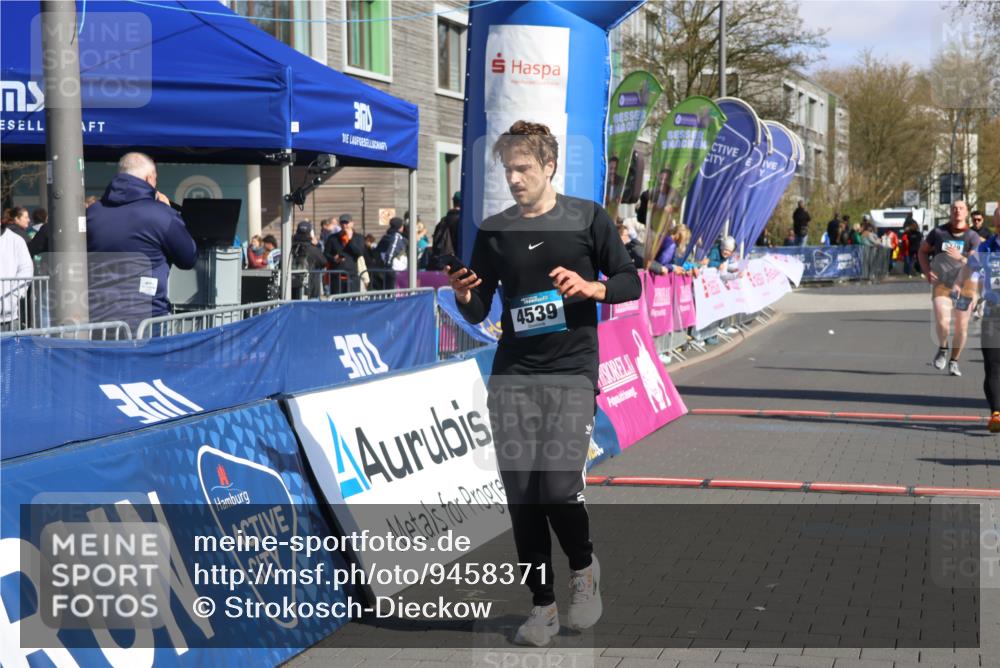 12.04.2026 - 45. Internationalen Wilhelmsburger Insellauf Strokosch-Dieckow http://msf.ph/oto/9458371 12.04.2026 10:48:12 Ziel 4360, 4539, 3762, 4568, 3325, 5749 meine-sportfotos.de