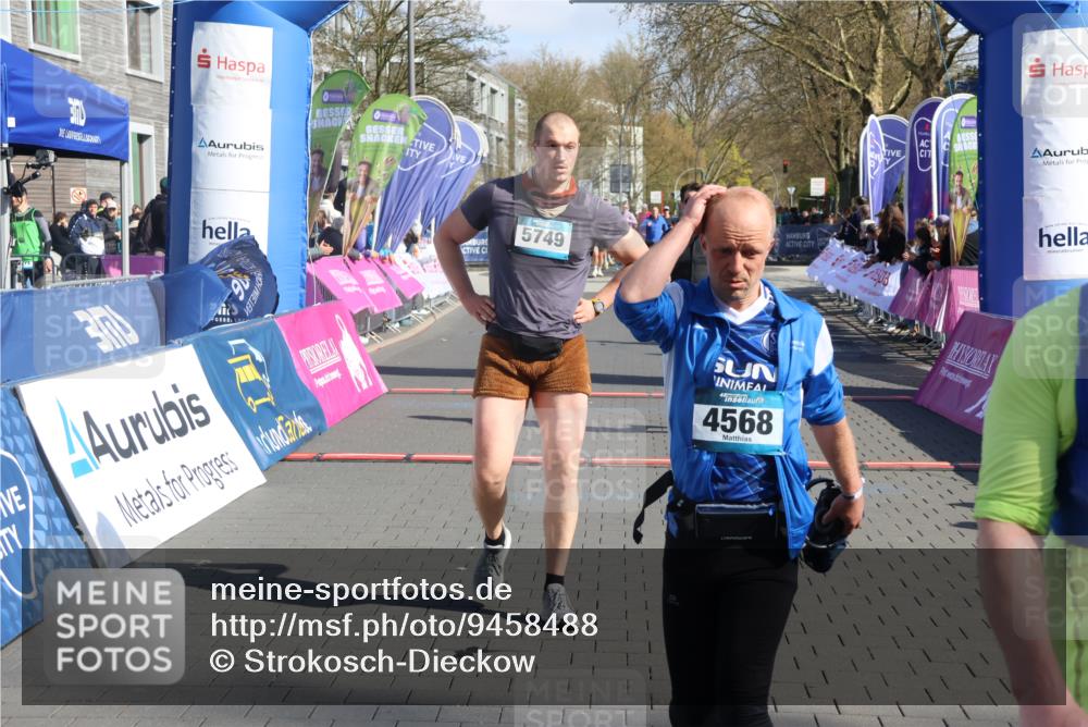 12.04.2026 - 45. Internationalen Wilhelmsburger Insellauf Strokosch-Dieckow http://msf.ph/oto/9458488 12.04.2026 10:48:18 Ziel 5749, 2784, 4834 meine-sportfotos.de