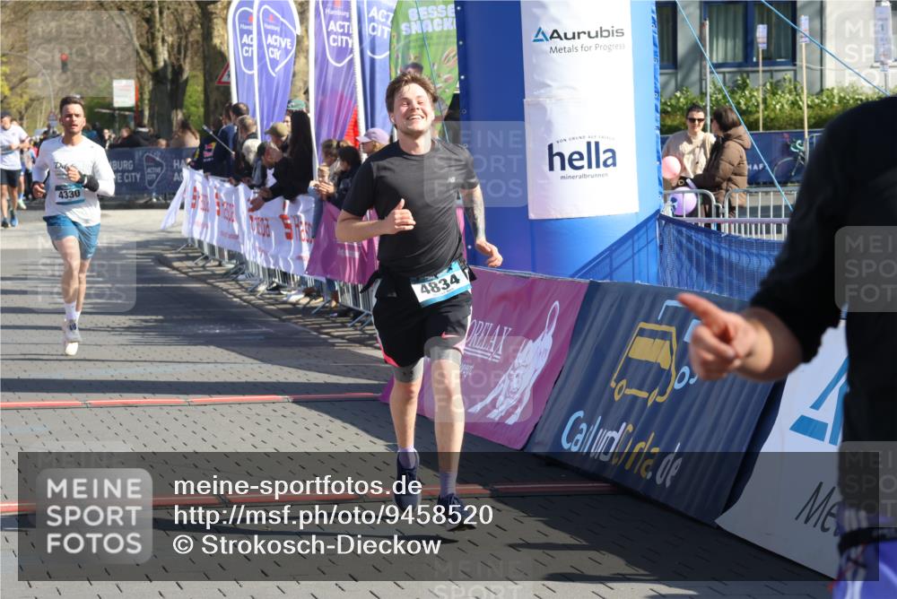 12.04.2026 - 45. Internationalen Wilhelmsburger Insellauf Strokosch-Dieckow http://msf.ph/oto/9458520 12.04.2026 10:48:23 Ziel 4834, 4330, 3311, 2809 meine-sportfotos.de