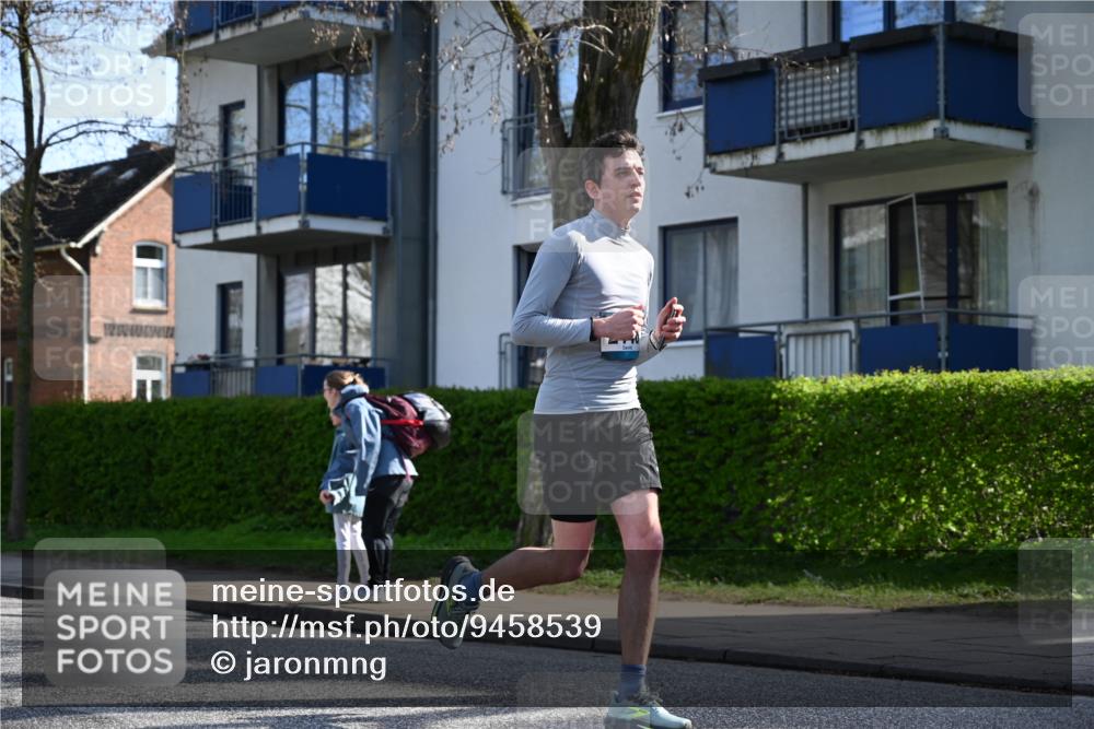 12.04.2026 - 45. Internationalen Wilhelmsburger Insellauf J. Mangold http://msf.ph/oto/9458539 12.04.2026 10:36:23 Ziel 4172, 4030, 5291, 2446, 2090, 5691, 3796, 2582, 3629, 3894, 4544, 3230, 4978, 5567, 2375 meine-sportfotos.de