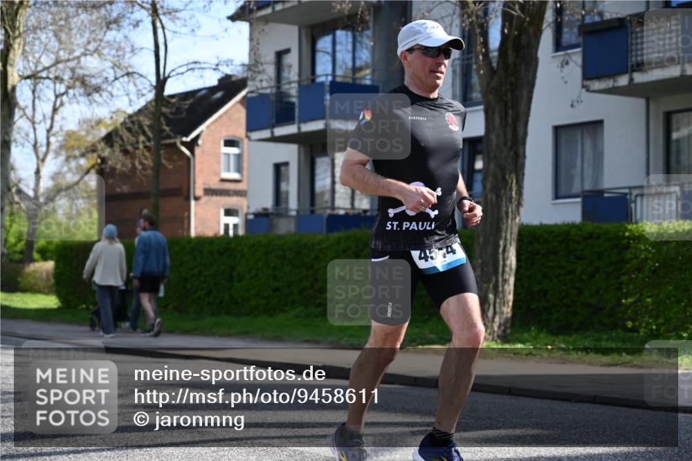 12.04.2026 - 45. Internationalen Wilhelmsburger Insellauf J. Mangold http://msf.ph/oto/9458611 12.04.2026 10:36:42 Ziel 5691, 3796, 2582, 3629, 3894, 4544, 3230, 4978, 5567, 2375, 2444, 3670, 2451, 2106, 4467, 4482, 4779, 3492 meine-sportfotos.de