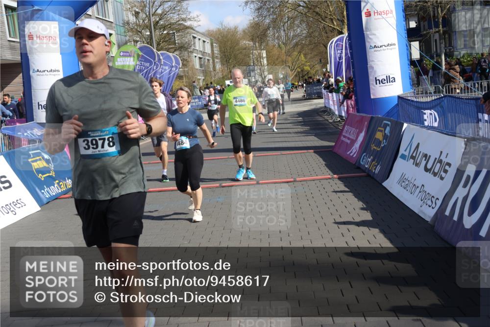 12.04.2026 - 45. Internationalen Wilhelmsburger Insellauf Strokosch-Dieckow http://msf.ph/oto/9458617 12.04.2026 11:05:06 Ziel 4484, 4486, 3678, 2204, 5570, 3679 meine-sportfotos.de
