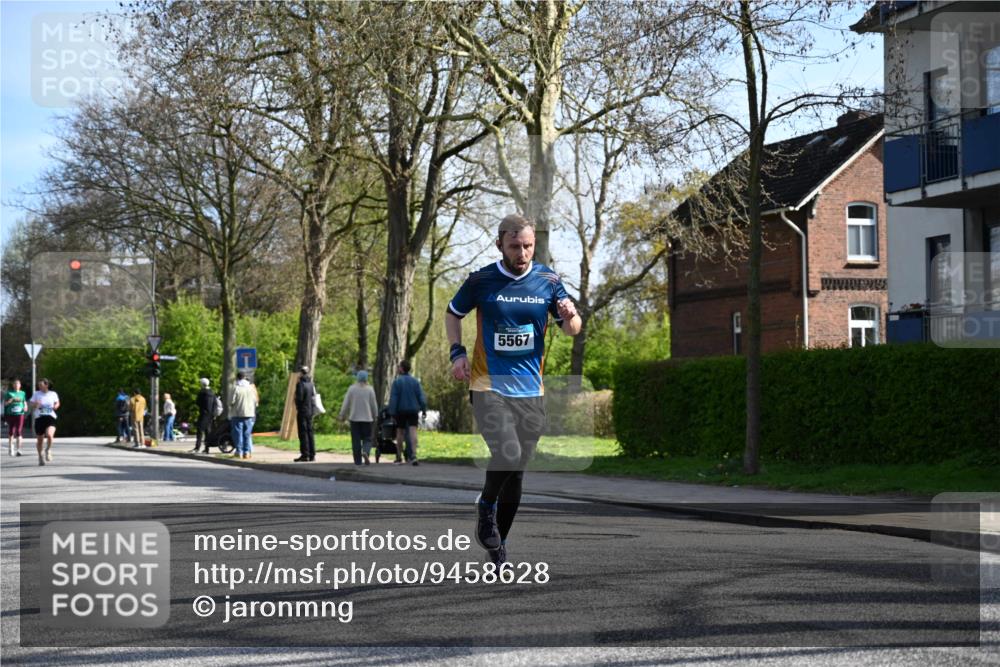 12.04.2026 - 45. Internationalen Wilhelmsburger Insellauf J. Mangold http://msf.ph/oto/9458628 12.04.2026 10:36:59 Ziel 4978, 5567, 2375, 2444, 3670, 2451, 2106, 4467, 4482, 4482, 4779, 3492, 5643, 3238, 2531, 5496 meine-sportfotos.de