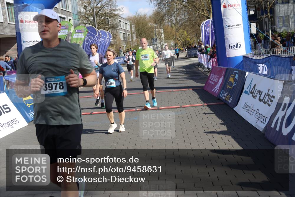 12.04.2026 - 45. Internationalen Wilhelmsburger Insellauf Strokosch-Dieckow http://msf.ph/oto/9458631 12.04.2026 11:05:06 Ziel 4484, 4486, 3678, 2204, 5570, 3679 meine-sportfotos.de