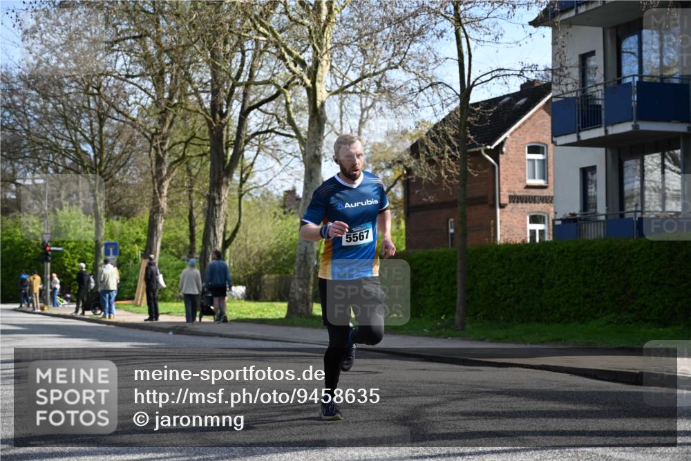 12.04.2026 - 45. Internationalen Wilhelmsburger Insellauf J. Mangold http://msf.ph/oto/9458635 12.04.2026 10:36:59 Ziel 4978, 5567, 2375, 2444, 3670, 2451, 2106, 4467, 4482, 4482, 4779, 3492, 5643, 3238, 2531, 5496 meine-sportfotos.de