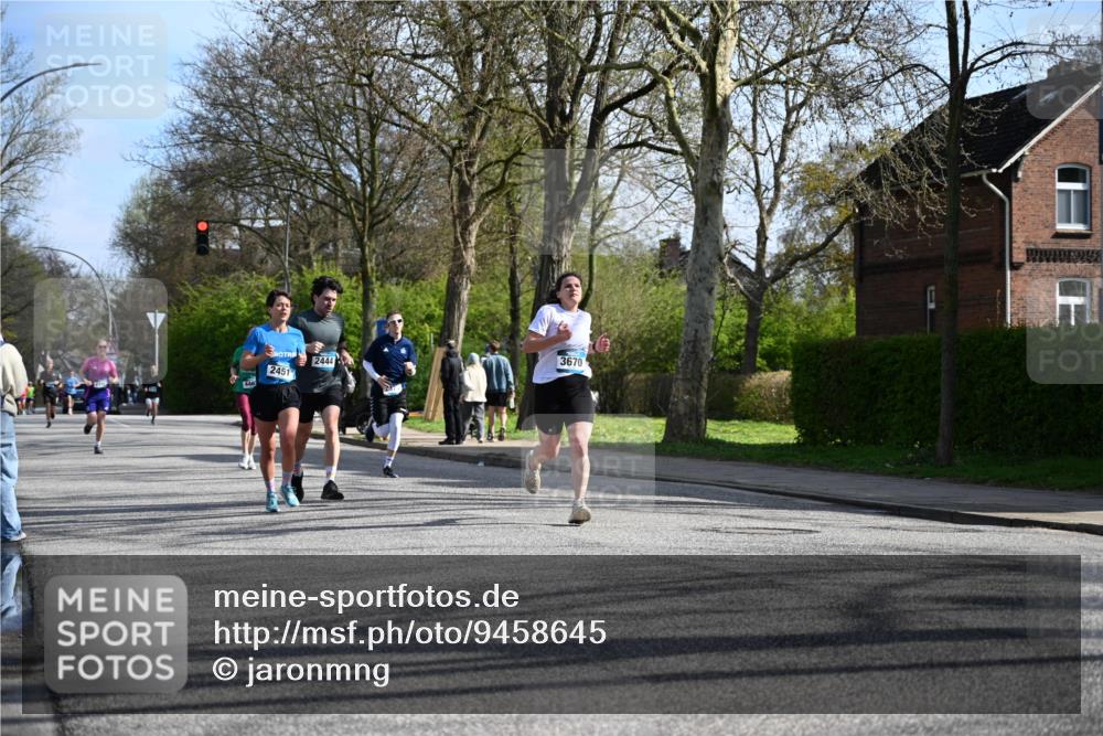 12.04.2026 - 45. Internationalen Wilhelmsburger Insellauf J. Mangold http://msf.ph/oto/9458645 12.04.2026 10:37:05 Ziel 5567, 2375, 2444, 3670, 2451, 2106, 4467, 4482, 4779, 3492, 5643, 3238, 2531, 5496, 5251, 3182, 2568, 2657 meine-sportfotos.de