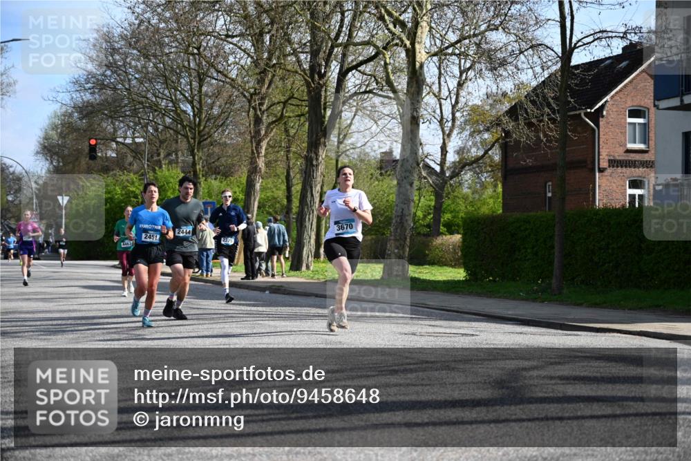 12.04.2026 - 45. Internationalen Wilhelmsburger Insellauf J. Mangold http://msf.ph/oto/9458648 12.04.2026 10:37:06 Ziel 5567, 2375, 2444, 3670, 2451, 2106, 4467, 4482, 4779, 3492, 3492, 5643, 3238, 2531, 5496, 5251, 3182, 2568, 2657 meine-sportfotos.de
