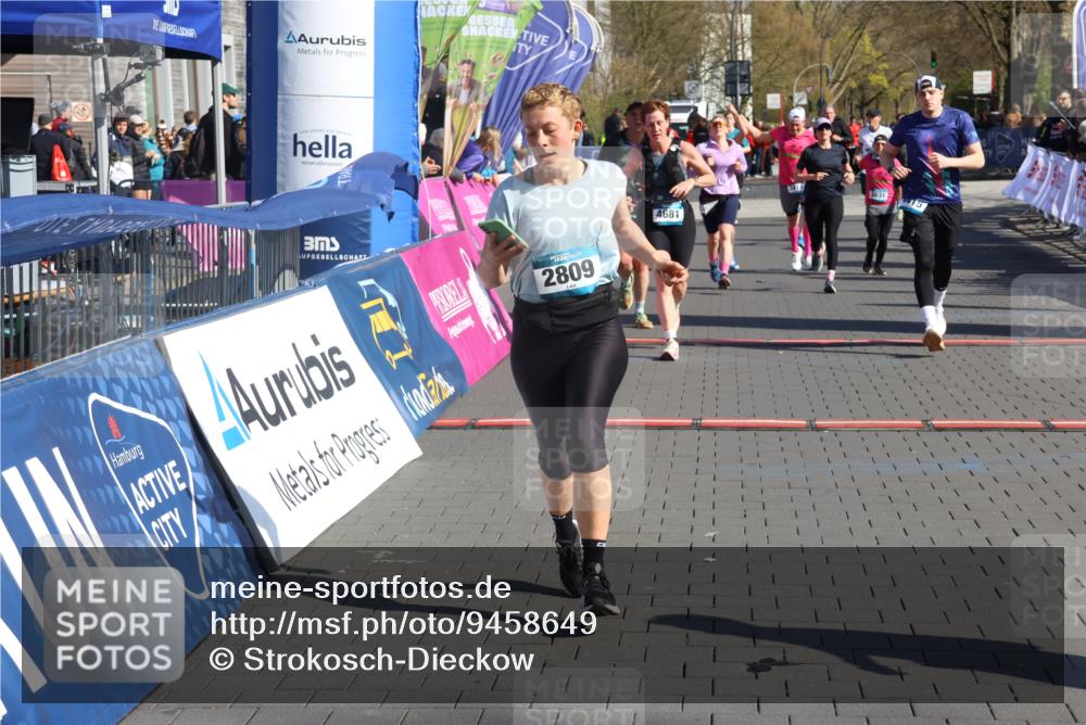 12.04.2026 - 45. Internationalen Wilhelmsburger Insellauf Strokosch-Dieckow http://msf.ph/oto/9458649 12.04.2026 10:48:27 Ziel 4330, 3311, 2809, 4415, 4681, 2373, 2384, 2442, 3631, 5578, 3414 meine-sportfotos.de