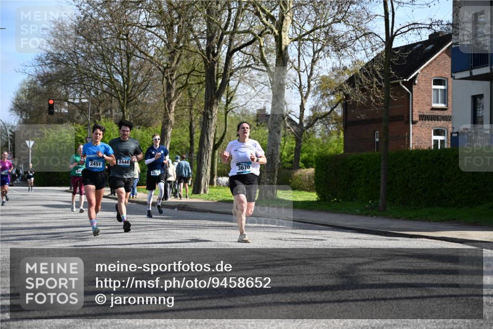 12.04.2026 - 45. Internationalen Wilhelmsburger Insellauf J. Mangold http://msf.ph/oto/9458652 12.04.2026 10:37:06 Ziel 5567, 2375, 2444, 3670, 2451, 2106, 4467, 4482, 4779, 3492, 3492, 5643, 3238, 2531, 5496, 5251, 3182, 2568, 2657 meine-sportfotos.de