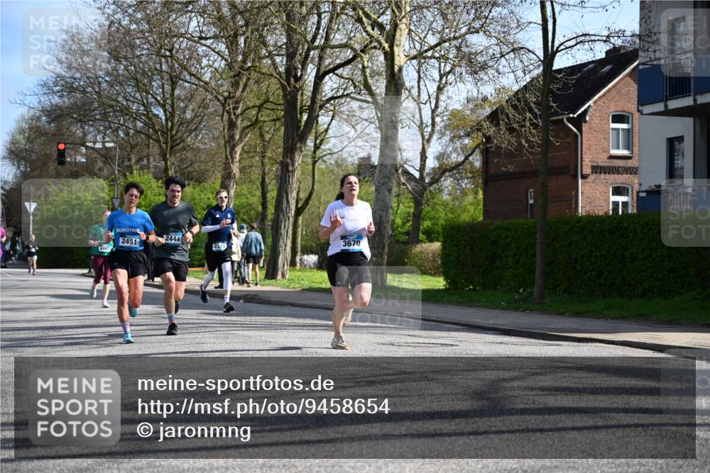 12.04.2026 - 45. Internationalen Wilhelmsburger Insellauf J. Mangold http://msf.ph/oto/9458654 12.04.2026 10:37:06 Ziel 5567, 2375, 2444, 3670, 2451, 2106, 4467, 4482, 4779, 3492, 3492, 5643, 3238, 2531, 5496, 5251, 3182, 2568, 2657 meine-sportfotos.de