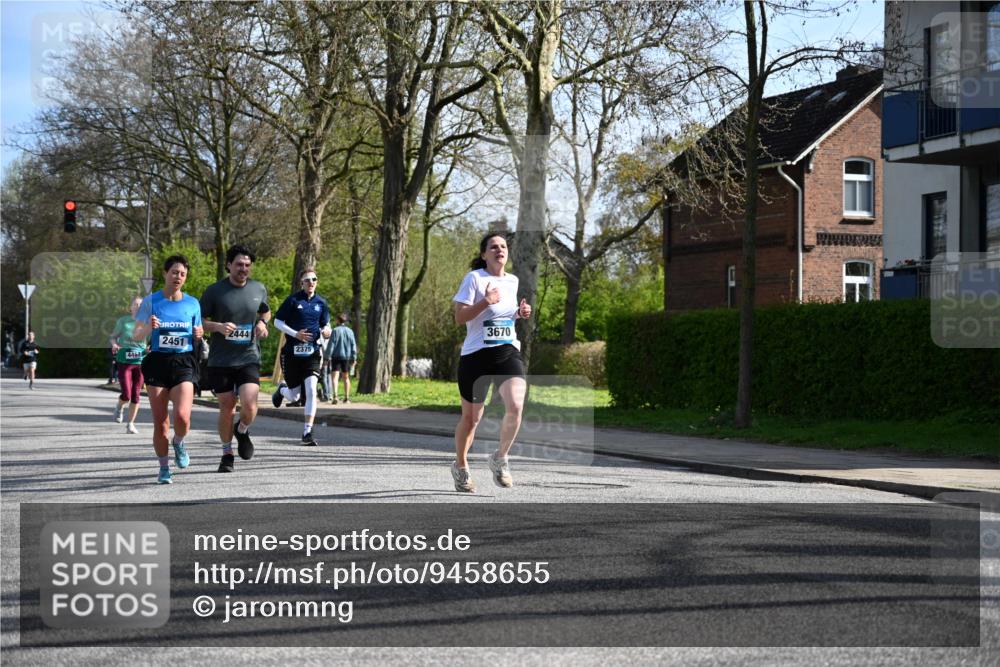 12.04.2026 - 45. Internationalen Wilhelmsburger Insellauf J. Mangold http://msf.ph/oto/9458655 12.04.2026 10:37:06 Ziel 5567, 2375, 2444, 3670, 2451, 2106, 4467, 4482, 4779, 3492, 3492, 5643, 3238, 2531, 5496, 5251, 3182, 2568, 2657 meine-sportfotos.de