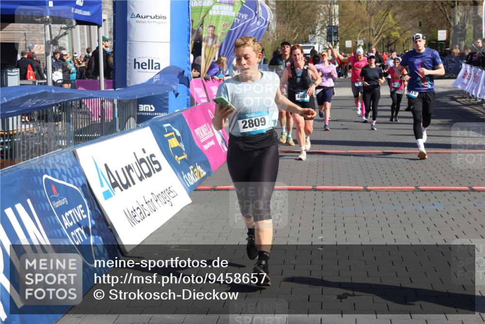 12.04.2026 - 45. Internationalen Wilhelmsburger Insellauf Strokosch-Dieckow http://msf.ph/oto/9458657 12.04.2026 10:48:27 Ziel 4330, 3311, 2809, 4415, 4681, 2373, 2384, 2442, 3631, 5578, 3414 meine-sportfotos.de