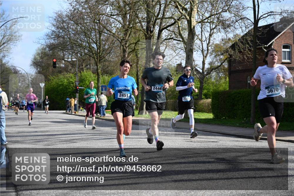 12.04.2026 - 45. Internationalen Wilhelmsburger Insellauf J. Mangold http://msf.ph/oto/9458662 12.04.2026 10:37:07 Ziel 5567, 2375, 2444, 3670, 2451, 2106, 4467, 4482, 4779, 3492, 5643, 5643, 3238, 2531, 5496, 5251, 3182, 2568, 2657 meine-sportfotos.de