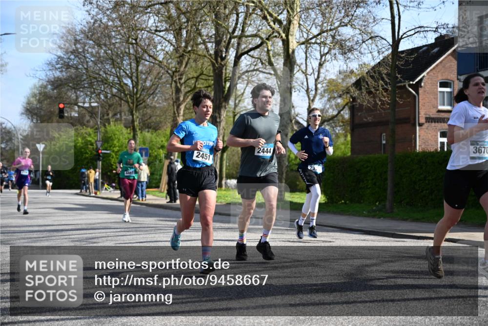 12.04.2026 - 45. Internationalen Wilhelmsburger Insellauf J. Mangold http://msf.ph/oto/9458667 12.04.2026 10:37:07 Ziel 5567, 2375, 2444, 3670, 2451, 2106, 4467, 4482, 4779, 3492, 5643, 5643, 3238, 2531, 5496, 5251, 3182, 2568, 2657 meine-sportfotos.de