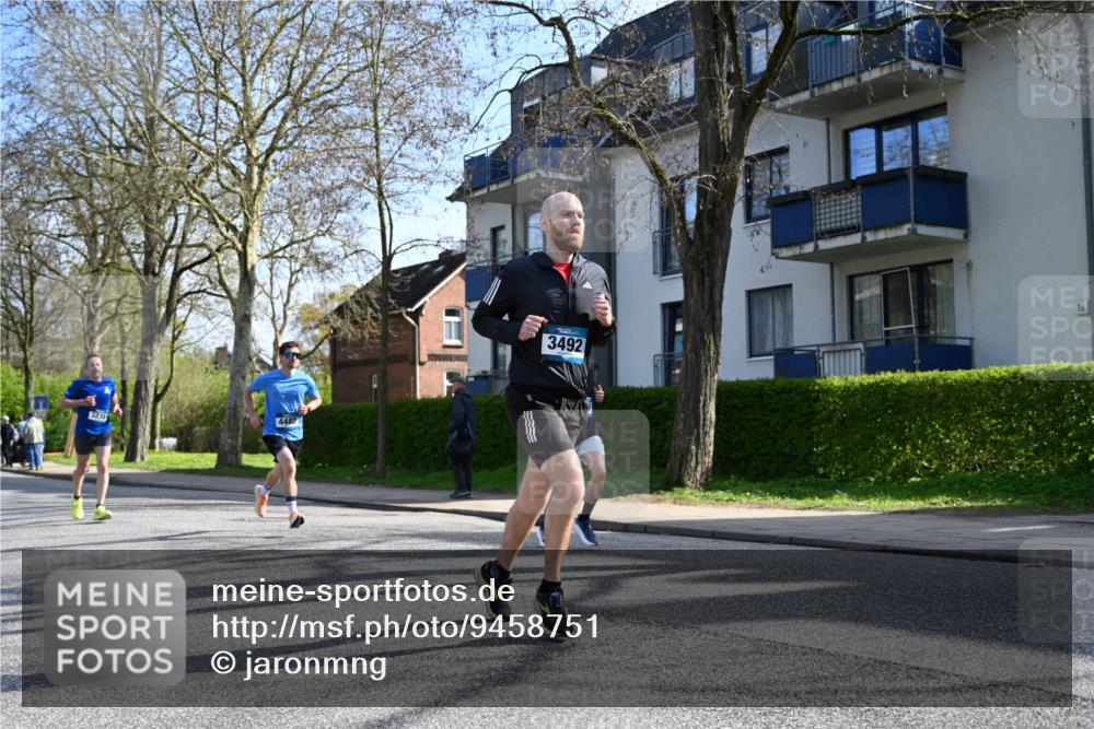 12.04.2026 - 45. Internationalen Wilhelmsburger Insellauf J. Mangold http://msf.ph/oto/9458751 12.04.2026 10:37:20 Ziel 2106, 4467, 4482, 4779, 3492, 5643, 3238, 2531, 5496, 5251, 3182, 2568, 2657, 4833, 5706, 4833, 5706, 2105, 4013, 3386 meine-sportfotos.de