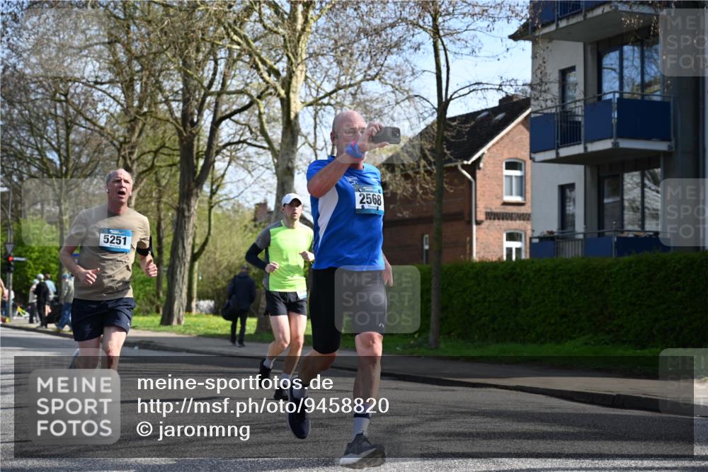 12.04.2026 - 45. Internationalen Wilhelmsburger Insellauf J. Mangold http://msf.ph/oto/9458820 12.04.2026 10:37:39 Ziel 5496, 5251, 3182, 2568, 2657, 4833, 5706, 2105, 4013, 3386, 5289, 2537, 2020, 5363, 2986, 2986, 5732, 3087, 4832, 2605 meine-sportfotos.de
