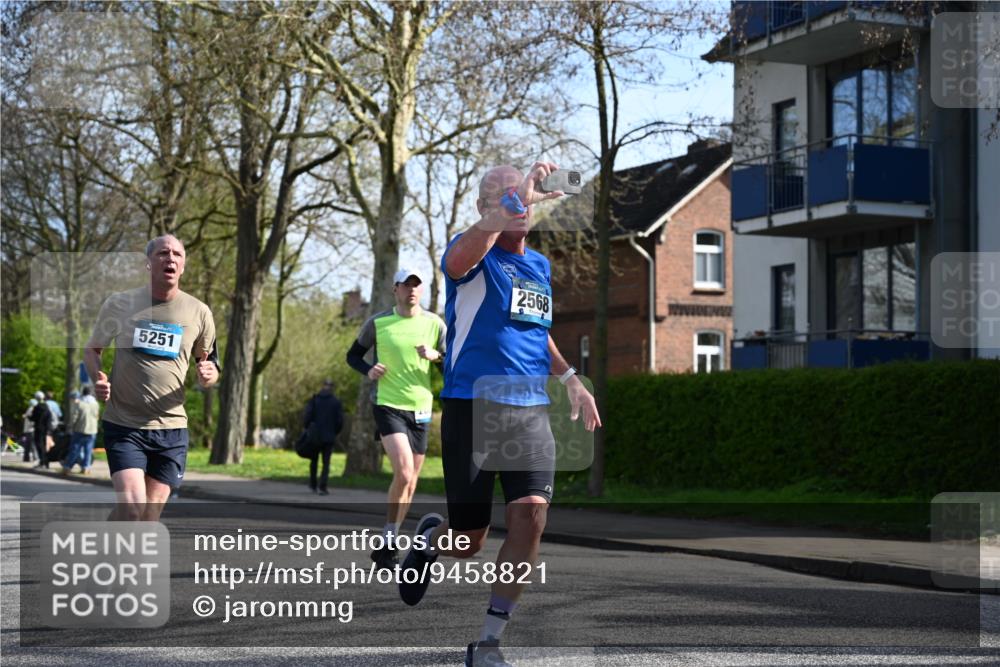 12.04.2026 - 45. Internationalen Wilhelmsburger Insellauf J. Mangold http://msf.ph/oto/9458821 12.04.2026 10:37:39 Ziel 5496, 5251, 3182, 2568, 2657, 4833, 5706, 2105, 4013, 3386, 5289, 2537, 2020, 5363, 2986, 2986, 5732, 3087, 4832, 2605 meine-sportfotos.de