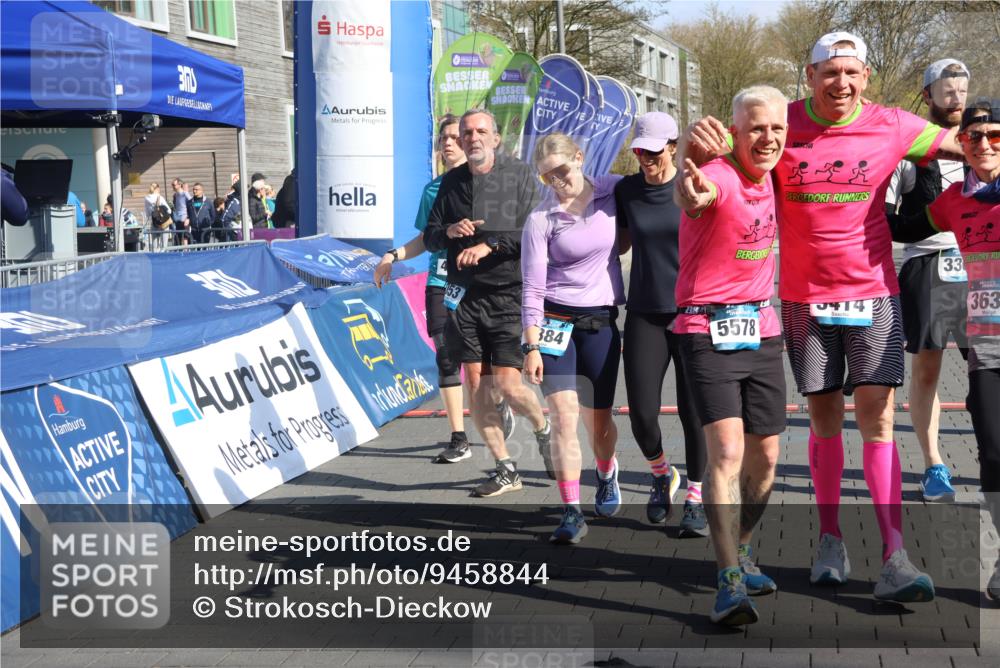 12.04.2026 - 45. Internationalen Wilhelmsburger Insellauf Strokosch-Dieckow http://msf.ph/oto/9458844 12.04.2026 10:48:36 Ziel 3307, 4882, 2053, 4563, 4866, 2438 meine-sportfotos.de