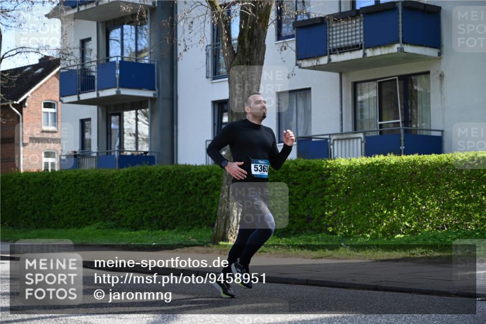 12.04.2026 - 45. Internationalen Wilhelmsburger Insellauf J. Mangold http://msf.ph/oto/9458951 12.04.2026 10:38:10 Ziel 5289, 2537, 2020, 5363, 2986, 5732, 3087, 4832, 2605, 2614, 4063, 3214, 3214, 2710, 4264, 3911 meine-sportfotos.de