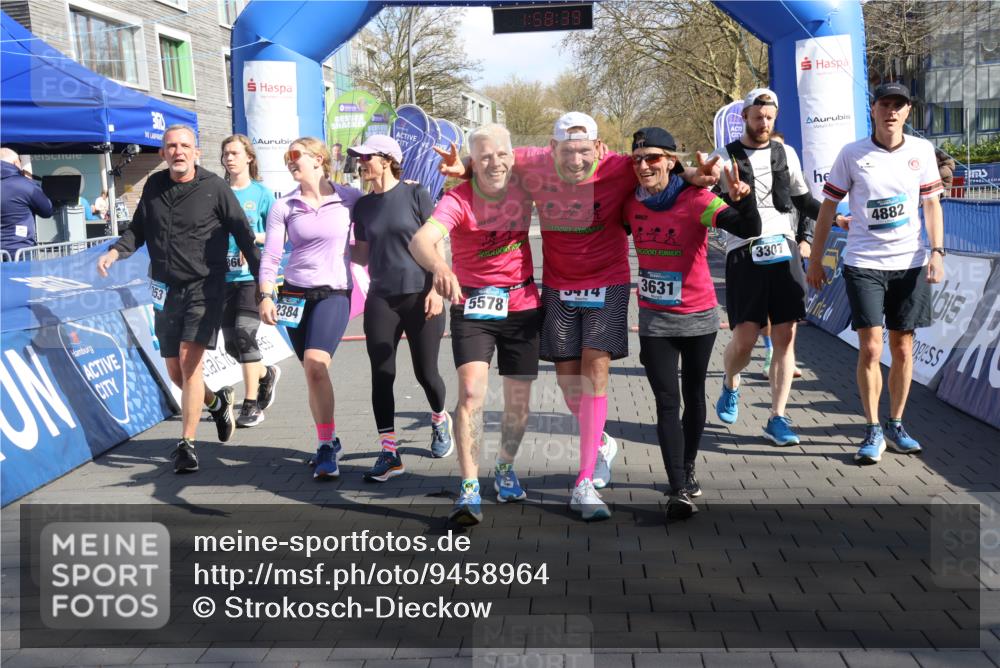 12.04.2026 - 45. Internationalen Wilhelmsburger Insellauf Strokosch-Dieckow http://msf.ph/oto/9458964 12.04.2026 10:48:38 Ziel 4882, 2053, 4563, 4866, 2438, 3513 meine-sportfotos.de
