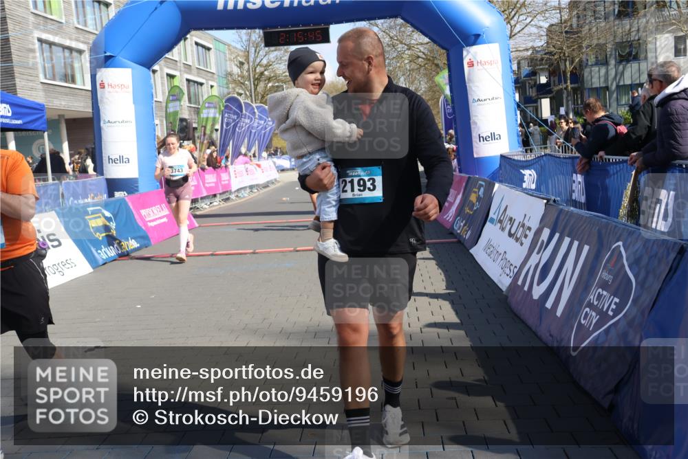 12.04.2026 - 45. Internationalen Wilhelmsburger Insellauf Strokosch-Dieckow http://msf.ph/oto/9459196 12.04.2026 11:05:43 Ziel 3743, 5748, 4464, 5810 meine-sportfotos.de