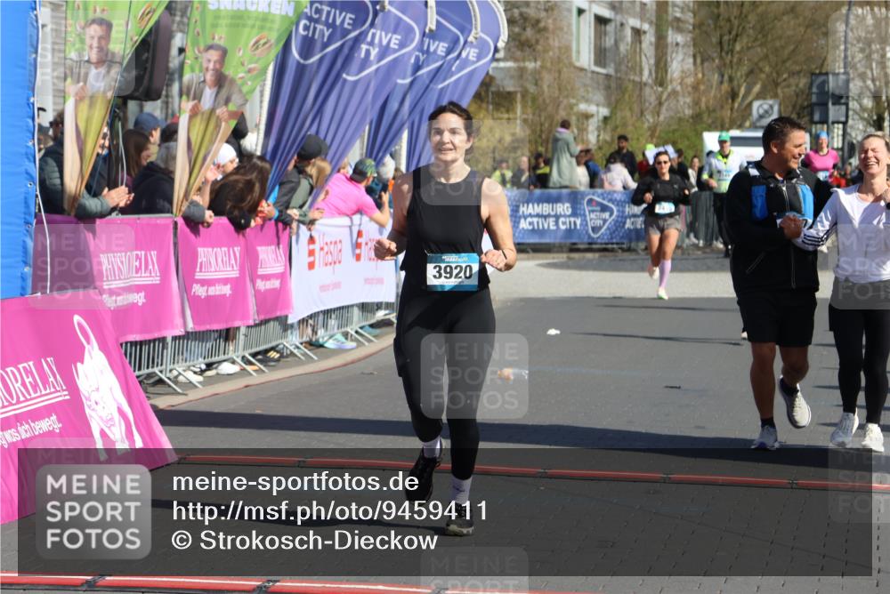 12.04.2026 - 45. Internationalen Wilhelmsburger Insellauf Strokosch-Dieckow http://msf.ph/oto/9459411 12.04.2026 11:06:04 Ziel 3920, 2267, 2268 meine-sportfotos.de