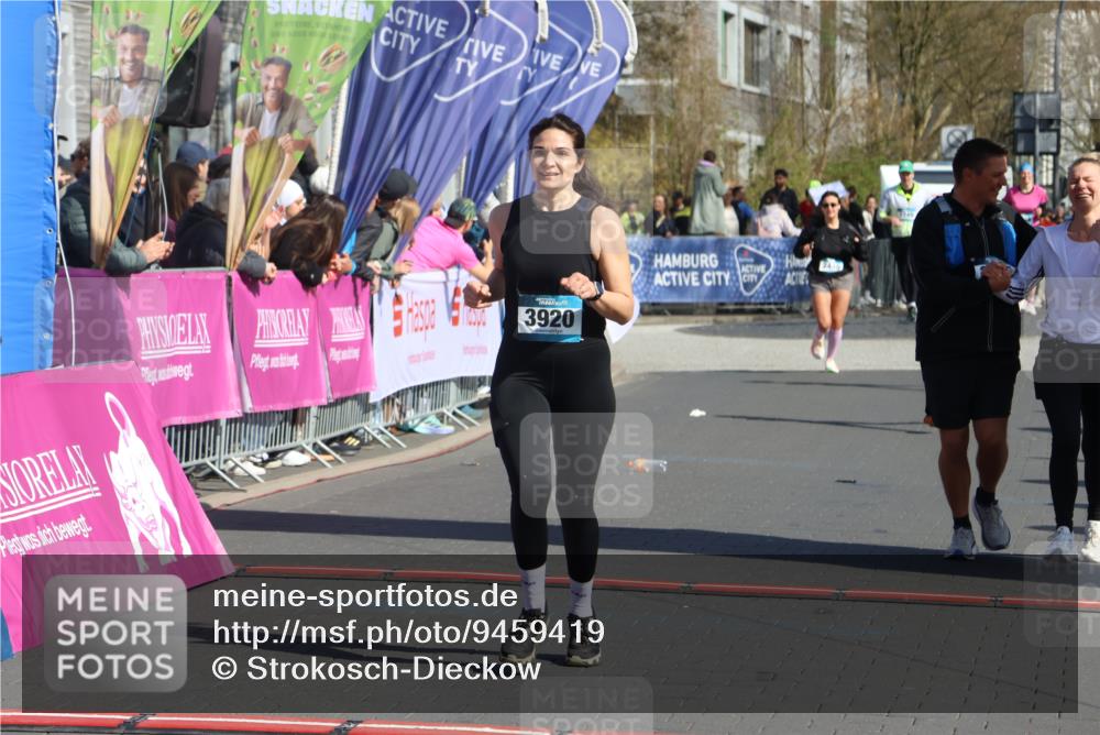 12.04.2026 - 45. Internationalen Wilhelmsburger Insellauf Strokosch-Dieckow http://msf.ph/oto/9459419 12.04.2026 11:06:04 Ziel 3920, 2267, 2268 meine-sportfotos.de