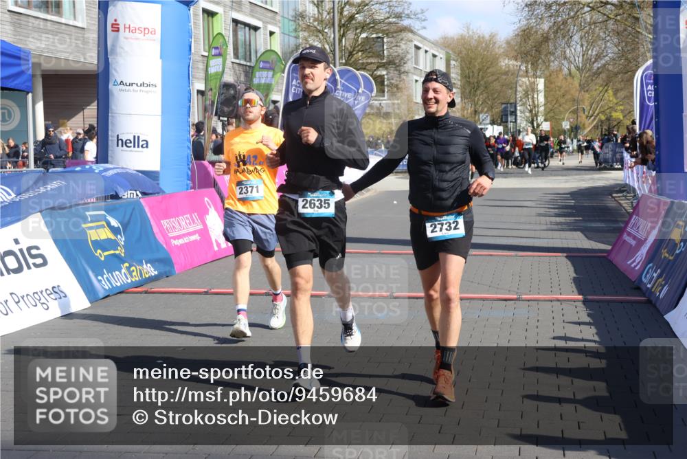 12.04.2026 - 45. Internationalen Wilhelmsburger Insellauf Strokosch-Dieckow http://msf.ph/oto/9459684 12.04.2026 10:49:41 Ziel 3427, 2635, 2732, 2371 meine-sportfotos.de