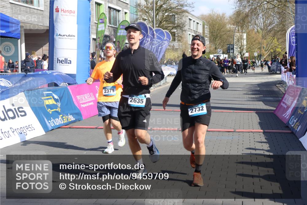12.04.2026 - 45. Internationalen Wilhelmsburger Insellauf Strokosch-Dieckow http://msf.ph/oto/9459709 12.04.2026 10:49:41 Ziel 3427, 2635, 2732, 2371 meine-sportfotos.de
