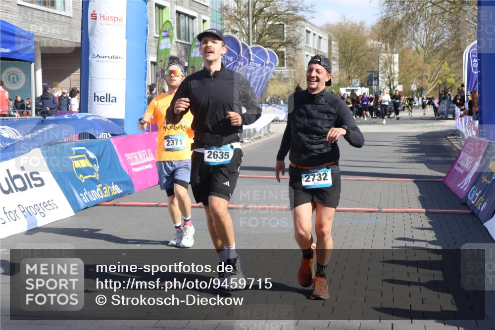 12.04.2026 - 45. Internationalen Wilhelmsburger Insellauf Strokosch-Dieckow http://msf.ph/oto/9459715 12.04.2026 10:49:41 Ziel 3427, 2635, 2732, 2371 meine-sportfotos.de