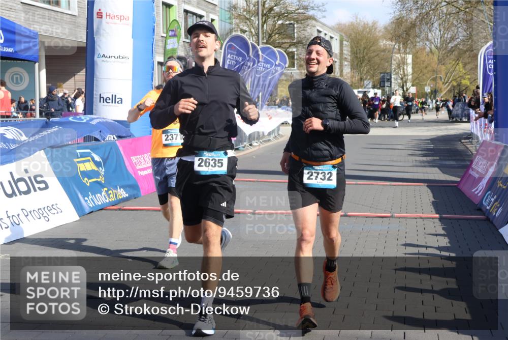 12.04.2026 - 45. Internationalen Wilhelmsburger Insellauf Strokosch-Dieckow http://msf.ph/oto/9459736 12.04.2026 10:49:41 Ziel 3427, 2635, 2732, 2371 meine-sportfotos.de