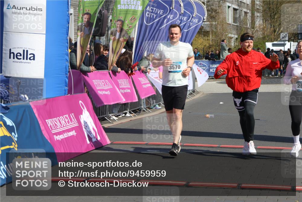 12.04.2026 - 45. Internationalen Wilhelmsburger Insellauf Strokosch-Dieckow http://msf.ph/oto/9459959 12.04.2026 11:07:00 Ziel 3570, 2862, 2863 meine-sportfotos.de