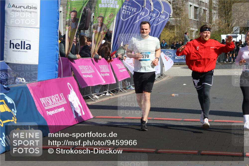 12.04.2026 - 45. Internationalen Wilhelmsburger Insellauf Strokosch-Dieckow http://msf.ph/oto/9459966 12.04.2026 11:07:00 Ziel 3570, 2862, 2863 meine-sportfotos.de