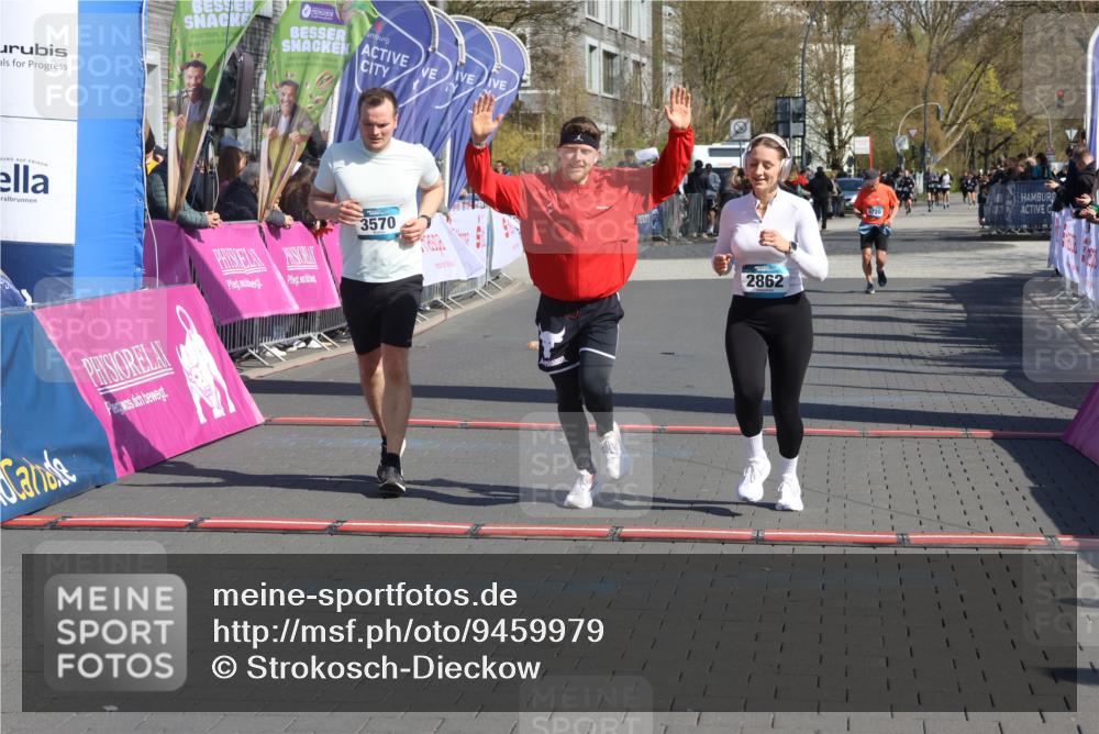 12.04.2026 - 45. Internationalen Wilhelmsburger Insellauf Strokosch-Dieckow http://msf.ph/oto/9459979 12.04.2026 11:07:01 Ziel 3570, 2862, 2863 meine-sportfotos.de