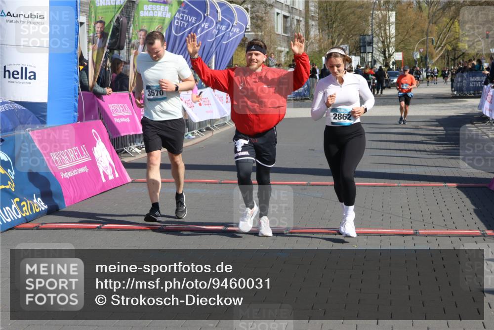 12.04.2026 - 45. Internationalen Wilhelmsburger Insellauf Strokosch-Dieckow http://msf.ph/oto/9460031 12.04.2026 11:07:01 Ziel 3570, 2862, 2863 meine-sportfotos.de