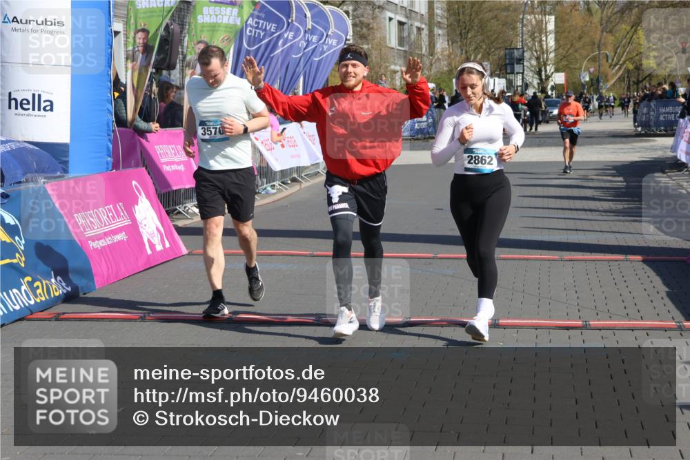 12.04.2026 - 45. Internationalen Wilhelmsburger Insellauf Strokosch-Dieckow http://msf.ph/oto/9460038 12.04.2026 11:07:01 Ziel 3570, 2862, 2863 meine-sportfotos.de