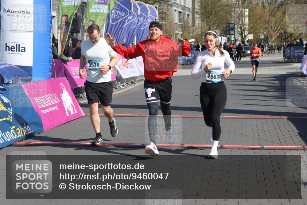 12.04.2026 - 45. Internationalen Wilhelmsburger Insellauf Strokosch-Dieckow http://msf.ph/oto/9460047 12.04.2026 11:07:02 Ziel 3570, 2862, 2863 meine-sportfotos.de