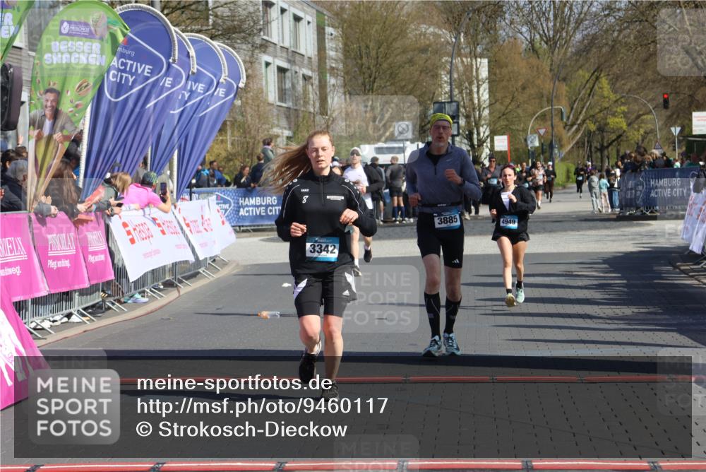 12.04.2026 - 45. Internationalen Wilhelmsburger Insellauf Strokosch-Dieckow http://msf.ph/oto/9460117 12.04.2026 11:07:30 Ziel 3342, 3885, 2777, 4949 meine-sportfotos.de