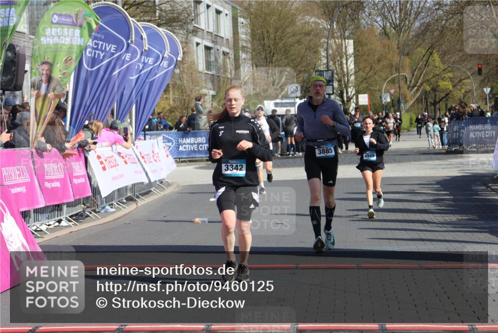 12.04.2026 - 45. Internationalen Wilhelmsburger Insellauf Strokosch-Dieckow http://msf.ph/oto/9460125 12.04.2026 11:07:30 Ziel 3342, 3885, 2777, 4949 meine-sportfotos.de