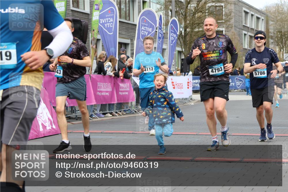 12.04.2026 - 45. Internationalen Wilhelmsburger Insellauf Strokosch-Dieckow http://msf.ph/oto/9460319 12.04.2026 13:19:36 Ziel 5019, 4543, 4793, 5786, 4112 meine-sportfotos.de