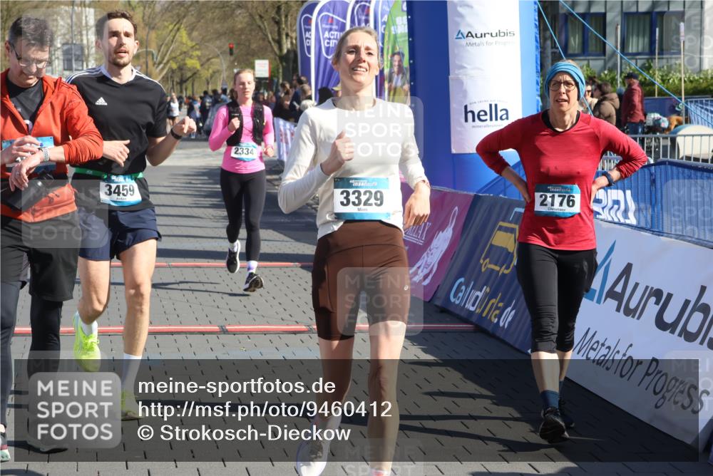 12.04.2026 - 45. Internationalen Wilhelmsburger Insellauf Strokosch-Dieckow http://msf.ph/oto/9460412 12.04.2026 10:50:20 Ziel 2054, 3329, 3459 meine-sportfotos.de