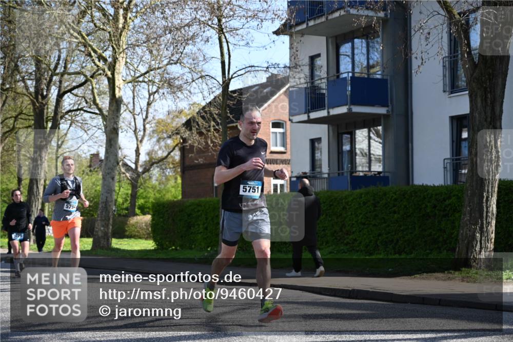 12.04.2026 - 45. Internationalen Wilhelmsburger Insellauf J. Mangold http://msf.ph/oto/9460427 12.04.2026 10:42:51 Ziel 5273, 2724, 2500, 3021, 5751, 5794, 3779, 5840, 2406, 4377, 3086, 3227, 4974, 3227, 4974, 5705, 2189, 5697, 2813, 4931, 3565, 5337, 2102, 2656, 2104, 5407, 5286, 2039 meine-sportfotos.de