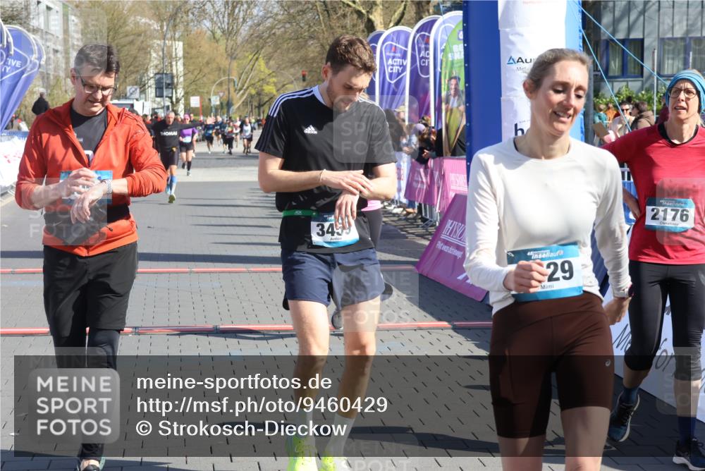 12.04.2026 - 45. Internationalen Wilhelmsburger Insellauf Strokosch-Dieckow http://msf.ph/oto/9460429 12.04.2026 10:50:21 Ziel 3329, 3459 meine-sportfotos.de