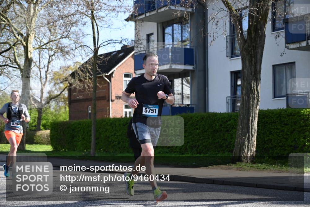 12.04.2026 - 45. Internationalen Wilhelmsburger Insellauf J. Mangold http://msf.ph/oto/9460434 12.04.2026 10:42:52 Ziel 5273, 2724, 2500, 3021, 5751, 5794, 3779, 5840, 2406, 4377, 3086, 3227, 4974, 5705, 5705, 2189, 5697, 2813, 4931, 3565, 5337, 2102, 2656, 2104, 5407, 5286, 5407, 5286, 2039, 3486 meine-sportfotos.de
