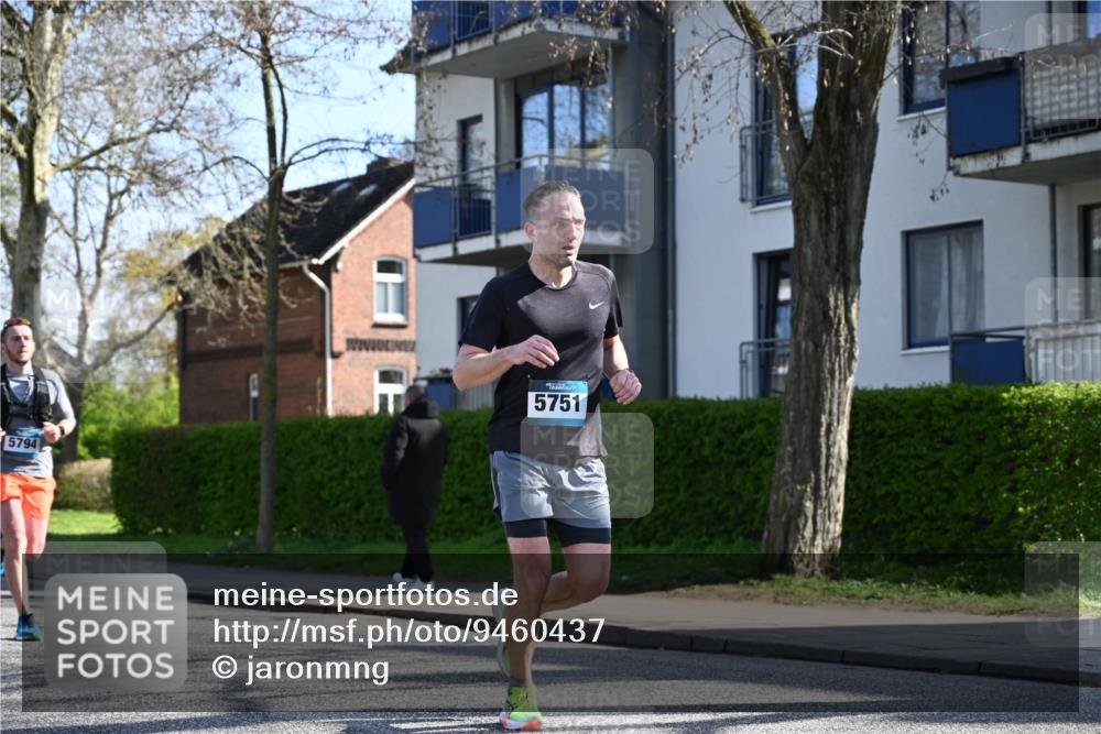 12.04.2026 - 45. Internationalen Wilhelmsburger Insellauf J. Mangold http://msf.ph/oto/9460437 12.04.2026 10:42:52 Ziel 5273, 2724, 2500, 3021, 5751, 5794, 3779, 5840, 2406, 4377, 3086, 3227, 4974, 5705, 5705, 2189, 5697, 2813, 4931, 3565, 5337, 2102, 2656, 2104, 5407, 5286, 5407, 5286, 2039, 3486 meine-sportfotos.de