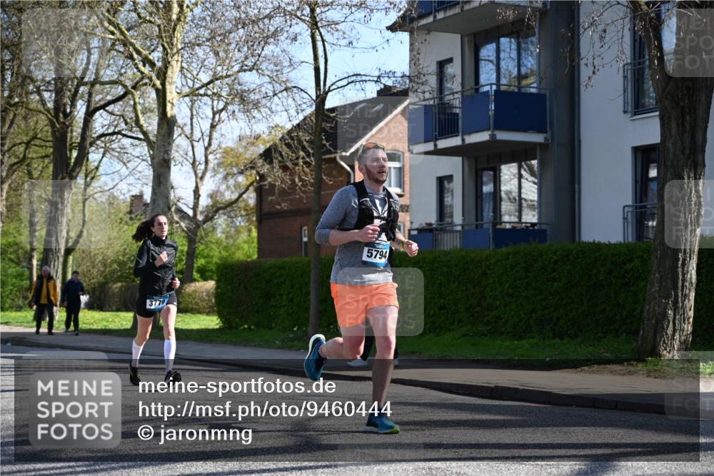 12.04.2026 - 45. Internationalen Wilhelmsburger Insellauf J. Mangold http://msf.ph/oto/9460444 12.04.2026 10:42:53 Ziel 5273, 2724, 2500, 3021, 5751, 5794, 3779, 5840, 2406, 4377, 3086, 3227, 4974, 5705, 2189, 5697, 2189, 5697, 2813, 4931, 3565, 5337, 2102, 2656, 2104, 5407, 5286, 2039, 3486 meine-sportfotos.de