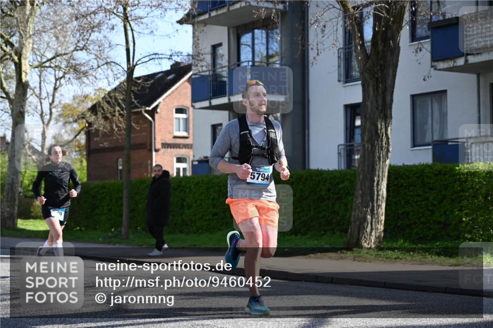 12.04.2026 - 45. Internationalen Wilhelmsburger Insellauf J. Mangold http://msf.ph/oto/9460452 12.04.2026 10:42:53 Ziel 5273, 2724, 2500, 3021, 5751, 5794, 3779, 5840, 2406, 4377, 3086, 3227, 4974, 5705, 2189, 5697, 2189, 5697, 2813, 4931, 3565, 5337, 2102, 2656, 2104, 5407, 5286, 2039, 3486 meine-sportfotos.de