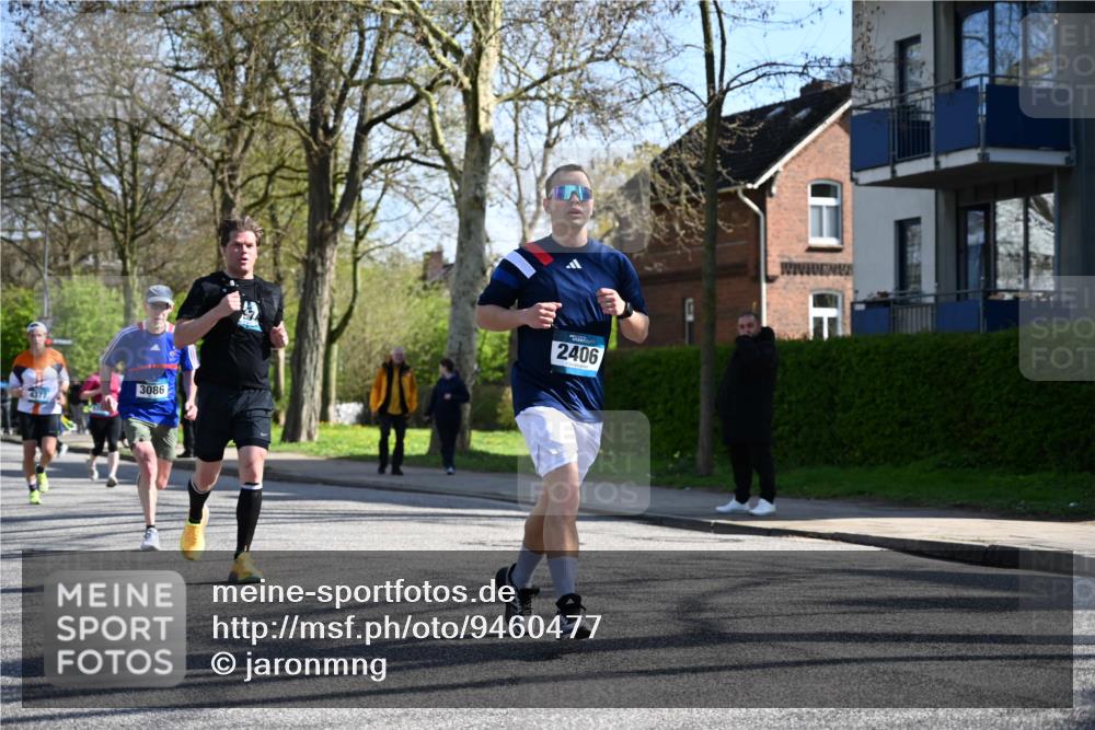 12.04.2026 - 45. Internationalen Wilhelmsburger Insellauf J. Mangold http://msf.ph/oto/9460477 12.04.2026 10:42:58 Ziel 2724, 2500, 3021, 5751, 5794, 3779, 5840, 2406, 4377, 3086, 3227, 4974, 5705, 2189, 5697, 2813, 4931, 3565, 3565, 5337, 2102, 2656, 2104, 5407, 5286, 2039, 3486, 4428, 3022 meine-sportfotos.de