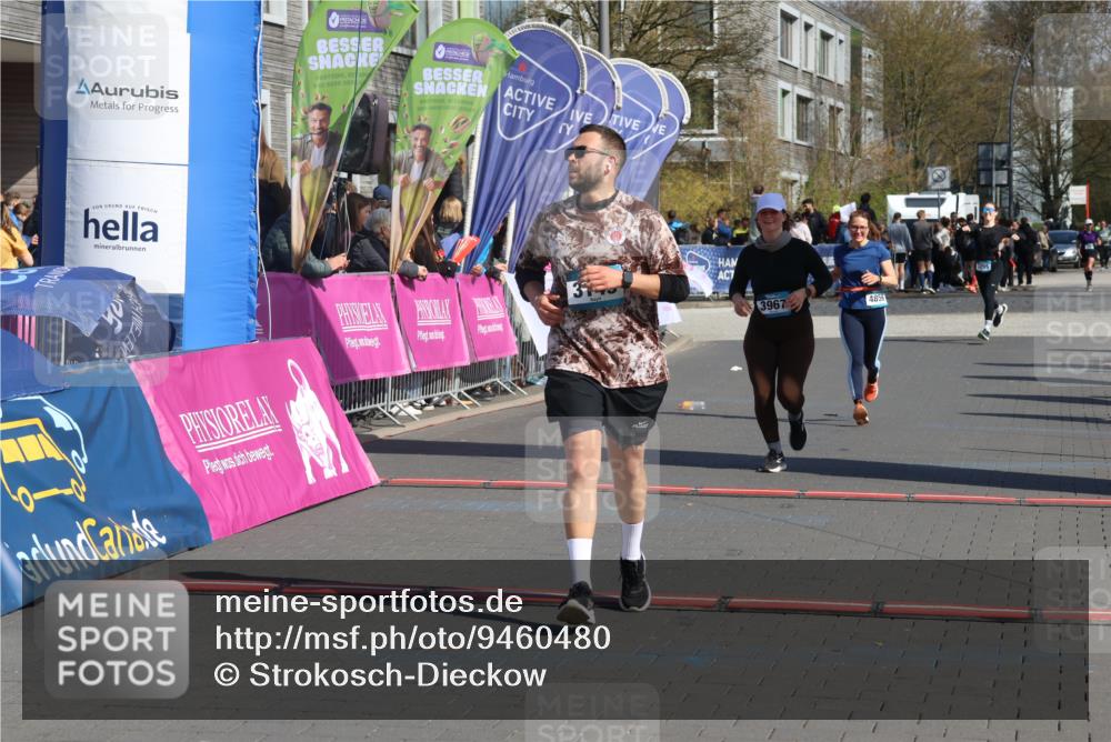 12.04.2026 - 45. Internationalen Wilhelmsburger Insellauf Strokosch-Dieckow http://msf.ph/oto/9460480 12.04.2026 11:07:54 Ziel 3149, 3967, 4856 meine-sportfotos.de