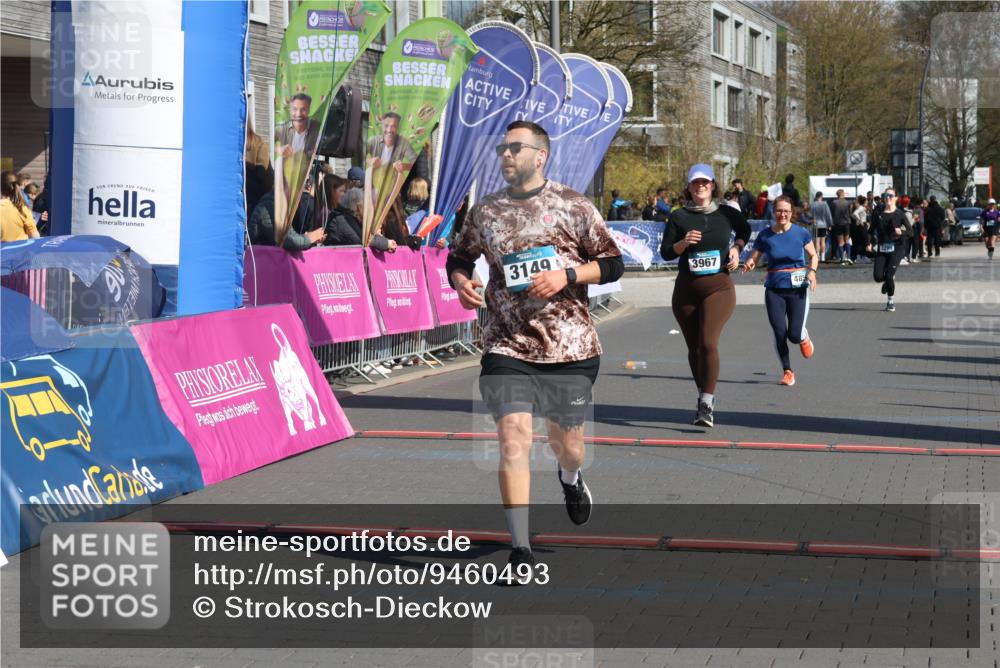 12.04.2026 - 45. Internationalen Wilhelmsburger Insellauf Strokosch-Dieckow http://msf.ph/oto/9460493 12.04.2026 11:07:54 Ziel 3149, 3967, 4856 meine-sportfotos.de